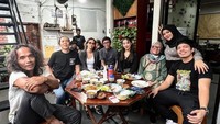 Tak hanya memasak, selalu menemani Atta Halilintar, Aurel bahkan juga sempat mengunjungi markas band Slank. Disambut dengan berbagai makanan lezat, Aurel dan Atta bertemu Kaka, Bimbim serta keluarga besar Slank. Foto: Instagram/aurelie.hermansyah