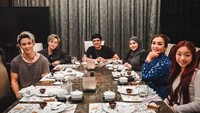 Menyambut teman-temannya yang datang, Aurel tidak pernah membiarkan meja makan dalam keadaan kosong. Makanan enak dan minuman segar selalu disajikan. Foto: Instagram/aurelie.hermansyah