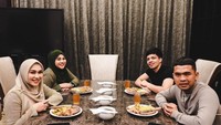 Makan malam bersama dengan orang-orang terdekat memang tak pernah salah. Menjamu teman-tekan dekatnya dalam acara makan malam diakui Aurel menjadi yang paling membahagiakan untuknya. Foto: Instagram/aurelie.hermansyah