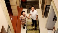 Inilah potret Bambang bersama sang istri dikediamannya yang selalu tampak kompak, harmonis dan bersahaja.