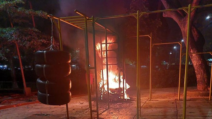 Ban dekorasi Taman BKT Pondok Kopi Jaktim dibakar 3 remaja