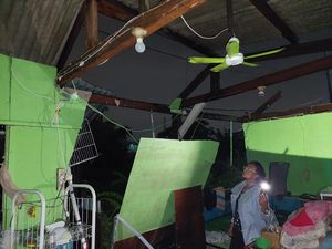 Kepanikan Warga Surabaya Saat Angin Kencang-Hujan Es Rusak Rumah