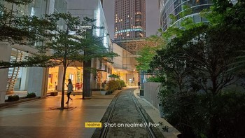 Konfigurasi tiga kamera belakang terdiri dari kamera utama 50MP, ultra-wide 8MP dan 2MP kamera makro dengan jarak pengambilan gambar 4cm dari objek. Kamera depannya beresolusi 16MP dan mampu memotret group selfie berkat lensa wide-angle 78 derajat dan dukungan fitur Super Nightscape, Portrait Bokeh+HDR Selfie serta Portrait Bokeh+HDR video menggugah kreativitas pengguna dalam menghasilkan selfie.