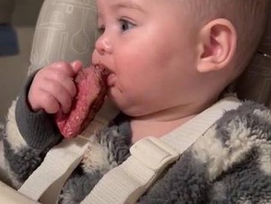 Beri Makan Bayinya Daging Setengah Matang, Ibu Ini Banjir Kritikan