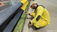 Pagar pembatas dicat ulang karena sudah terlihat kusam.