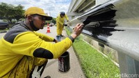 Pagar pembatas jalan itu dicat dengan warna kuning-hitam.