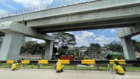 Pagar dicat dengan warna cat kuning dan hitam untuk memberikan nuansa terang terutama di malam hari saat pengendara melintas.