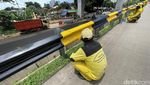 Biar Kinclong, Pagar Pembatas Jalan di Cawang Dicat Ulang