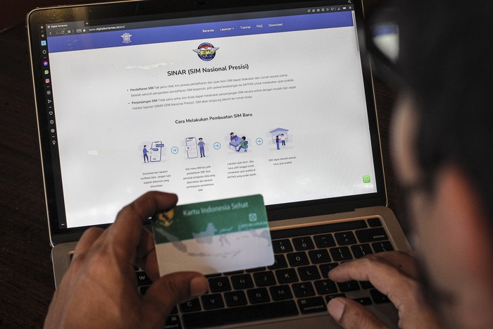 Warga mencari informasi pembuatan Surat Izin Mengemudi (SIM) melalui perangkat komputer di Jakarta, Selasa (22/2/2022). Pemerintah menetapkan Kartu peserta Badan Penyelenggaraan Jaminan Sosial (BPJS) Kesehatan menjadi syarat untuk pembuatan SIM seperti tercantum dalam Instruksi Presiden (Inpres) Nomor 1 Tahun 2022 tentang Optimalisasi Pelaksanaan Program Jaminan Kesehatan Nasional. ANTARA FOTO/Dhemas Reviyanto/foc.