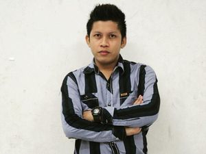 Mengenal Daeng Konjo, Sang Komentator Bola Bikin Banjir Makassar Lucu