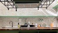 Chef Arnold Poernomo beberapa waktu lalu memamerkan dapur baru di rumahnya. Lewat Instagrammya @arnoldpo, ia mengunggah beberapa foto dapurnya ini.  Foto: Instagram @arnoldpo