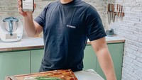 Punya area masak yang nyaman membuat Chef Arnold makin gemar meracik makanan. Ia juga kerap membuat konten video di dapur kesayangannya.  Foto: Instagram @arnoldpo