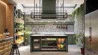 Area dapur terlihat sangat terang saat siang hari karena mendapat paparan sinar matahari maksimal. Hal ini juga membuat dapur terlihat lebih luas.  Foto: Instagram @arnoldpo