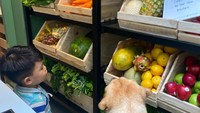 Terdapat meja dengan rak yang dipergunakan untuk menyimpan alat masak, piring serta bahan makanan. Semua terlihat rapi dan bersih.  Foto: Instagram @arnoldpo