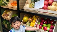 Di bagian samping area dapur terdapat minimarket kecil yang bisa dijadikan tempat menyimpan berbagai bahan makanan. Ada sayuran, buah hingga bumbu dapur. Tampaknya dapur baru ini juga membuat anak Chef Arnold senang.  Foto: Instagram @arnoldpo
