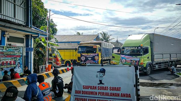 Demo ODOL, sopir truk geruduk Kantor UPPKB Kulwaru atau jembatan timbang di Wates, Kulon Progo, Selasa (22/2/2022).