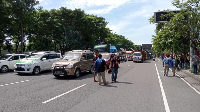 demo sopir truk di kantor dishub jatim jalan ahmad yani