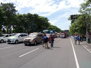 Frontage Ahmad Yani Surabaya Padat Dampak Sopir Truk Demo