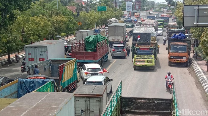 Demo sopir truk tolak larangan ODOL.