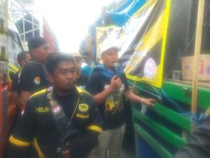 Ratusan Sopir Truk Demo dan Kendaraannya Masih Bertahan di Frontage A Yani