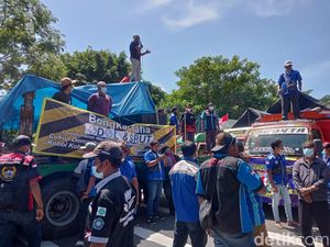 Sopir Truk yang Demo di Kantor Dishub Jatim Tuntut Kaji Ulang Aturan ODOL