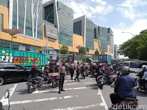Jalur Masuk Surabaya Macet Dampak Demo Sopir Truk di Kantor Dishub Jatim