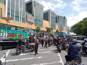 Jalur Masuk Surabaya Macet Dampak Demo Sopir Truk di Kantor Dishub Jatim
