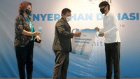 Direktur Laniros Lisa Paulus (kiri) bersama Senior Corporate Advisor DNR Corporation Agus Mulyono (tengah) menyerahkan donasi 100 enovid kepada pelatih timnas PSSI Shin Tae-Yong (kanan) di Jakarta, Selasa (22/2).