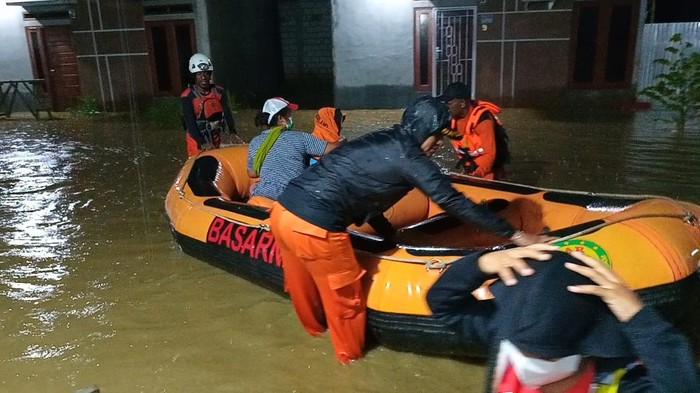 Evakuasi korban banjir di Jayapura, Papua. (dok. Istimewa)