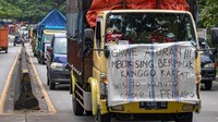 Dalam aksi tersebut mereka menolak kebijakan pemerintah terkait pembatasan dan pelarangan truk over dimension loading (ODOL) atau kelebihan dimensi dan muatan yang dinilai akan merugikan mereka. ANTARA FOTO/Aji Styawan.