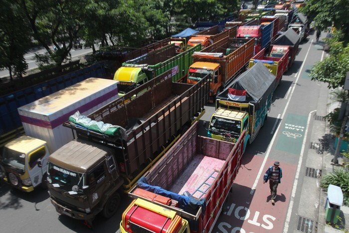 Ratusan sopir dan pengusaha truk menolak kebijakan pemerintah terkait pembatasan dan pelarangan truk Over Dimension Over Loading (ODOL).