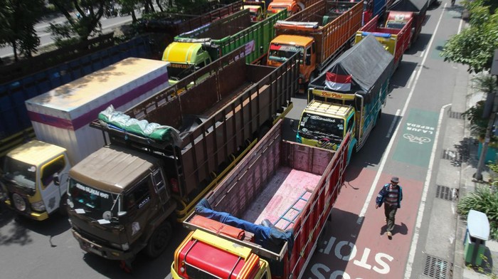 Ratusan sopir dan pengusaha truk menolak kebijakan pemerintah terkait pembatasan dan pelarangan truk Over Dimension Over Loading (ODOL).