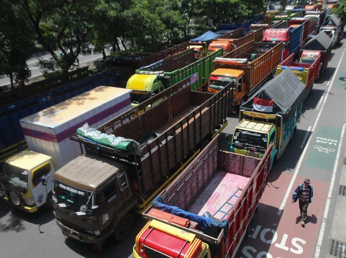 Ratusan sopir dan pengusaha truk menolak kebijakan pemerintah terkait pembatasan dan pelarangan truk Over Dimension Over Loading (ODOL).