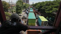 Para pengemudi truk itu memprotes aturan terkait over dimension and over loading (ODOL). ANTARA FOTO/Didik Suhartono.