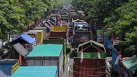 Ratusan truk tersebut berjajar mulai Bundaran Waru hingga kantor Dishub Jatim. ANTARA FOTO/Didik Suhartono.