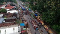 Tak hanya di Semarang dan Surabaya, aksi demo juga dilakukan di Jalur Pantura Banyuputih hingga Subah, Kabupaten Batang, Jawa Timur. ANTARA FOTO/Harviyan Perdana Putra.
