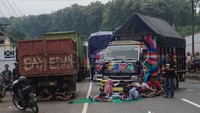 Sejumlah truk berhenti di jalan saat aksi demo menutup jalan Pantura. ANTARA FOTO/Harviyan Perdana Putra.