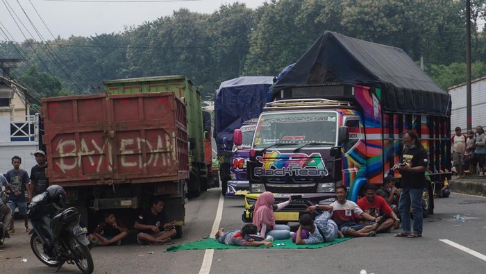Ratusan sopir dan pengusaha truk menolak kebijakan pemerintah terkait pembatasan dan pelarangan truk Over Dimension Over Loading (ODOL).