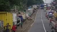 Aksi memblokade jalan Pantura Banyuputih-Subah hingga menyebabkan kemacetan sepanjang sekitar 2-3 kilometer dari Arah Jakarta menuju Semarang dan sebaliknya. ANTARA FOTO/Harviyan Perdana Putra.