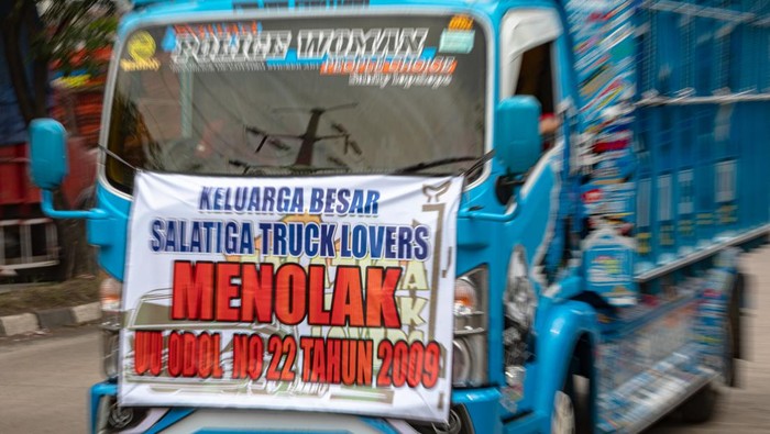 Ratusan sopir dan pengusaha truk menolak kebijakan pemerintah terkait pembatasan dan pelarangan truk Over Dimension Over Loading (ODOL).