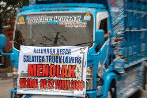 Ratusan sopir dan pengusaha truk menolak kebijakan pemerintah terkait pembatasan dan pelarangan truk Over Dimension Over Loading (ODOL).