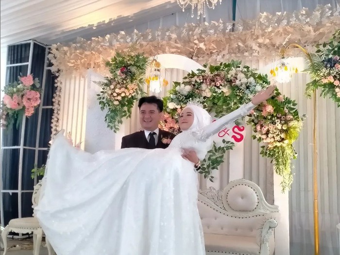Viral foto pengantin yang diduga selingkuhan suami Mawar AFI.