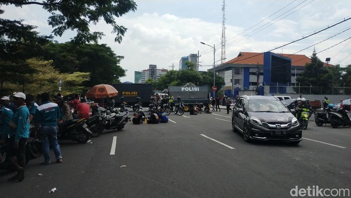 Ratusan sopir truk demo di depan kantor Dishub Jatim, frontage Jalan Ahmad Yani Surabaya. Mereka Demo membawa masing-masing armada.