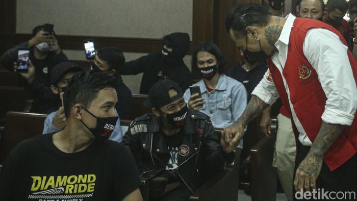 Gaya Nyentrik Jerinx saat Bacakan Pledoi Terdakwa musisi I Gede Ari Astina atau Jerinx kembali menghadiri sidang lanjutan di Pengadilan Tinggi Jakarta Pusat.