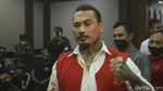 Gaya Nyentrik Jerinx saat Bacakan Pledoi