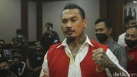 Dalam sidang sebelumnya, Jerinx dituntut dua tahun penjara dan denda Rp 50 juta subsider dua bulan kurungan atas kasus dugaan pengancaman melalui media elektronik kepada Adam Deni.