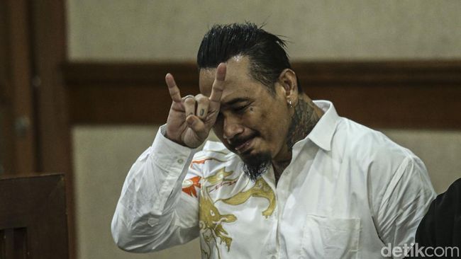 Gaya Nyentrik Jerinx saat Bacakan Pledoi