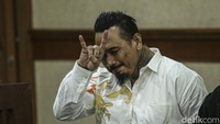Ini gaya nyentrik Jerinx saat jalani sidang.