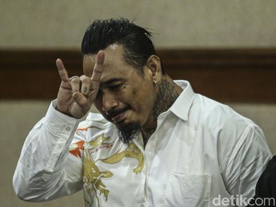 Gaya Nyentrik Jerinx saat Bacakan Pledoi