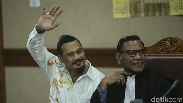 Terdakwa musisi I Gede Ari Astina atau Jerinx kembali menghadiri sidang lanjutan di Pengadilan Tinggi Jakarta Pusat.